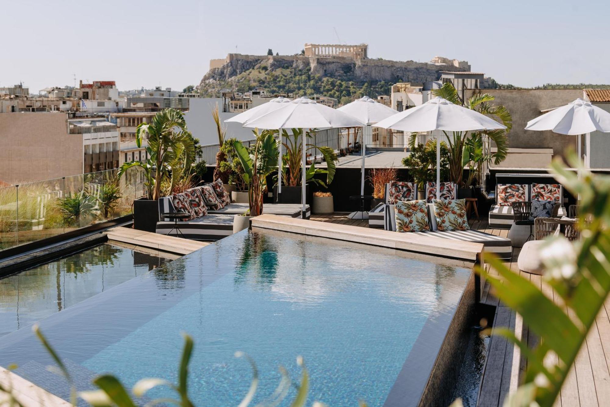 Otel Skylark, Aluma &
